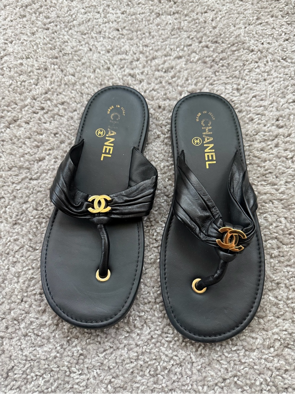 CHANEL Black Leather CC-Logo Toe-Loop Sandals with Gold Hardware